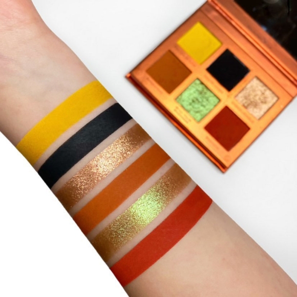 Queen Bee Discontinued Colored Raine Eyeshadow Palette/ New in sleeve - Picture 2 of 3